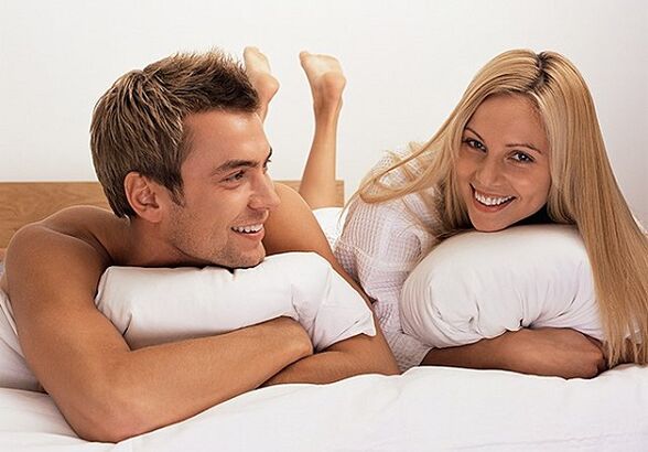 mulher com um homem que aumentou a potência