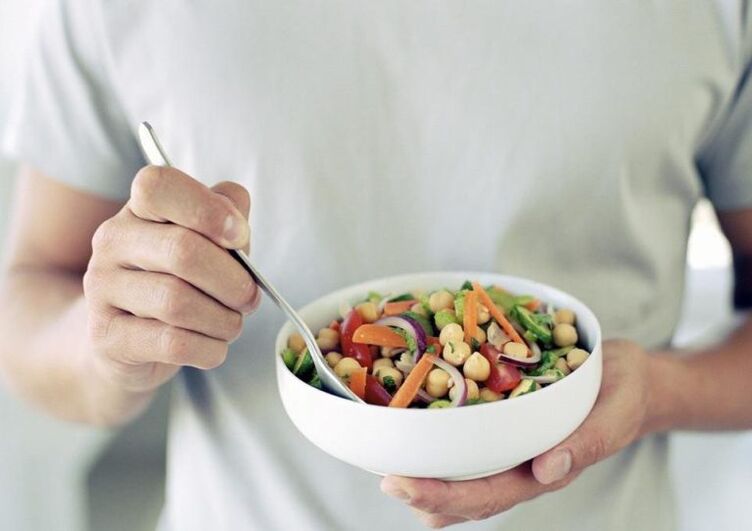 comendo salada de legumes para aumentar a potência